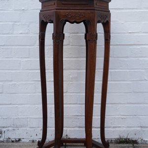 Een Chinese houten sokkel met marmeren bovenblad, 19/20e eeuw — foto 10