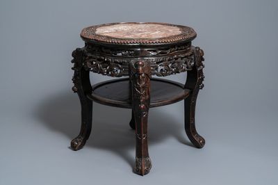 Een Chinese houten sokkel met marmeren bovenblad, 19e eeuw