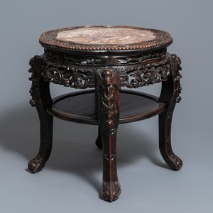 Een Chinese houten sokkel met marmeren bovenblad, 19e eeuw — foto 1