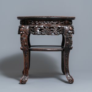 Een Chinese houten sokkel met marmeren bovenblad, 19e eeuw — foto 5