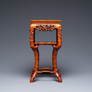 Een Chinese houten sokkel met marmeren bovenblad, 19e eeuw — foto 2