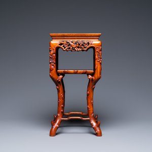 Een Chinese houten sokkel met marmeren bovenblad, 19e eeuw — foto 3