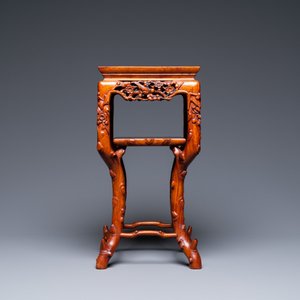 Een Chinese houten sokkel met marmeren bovenblad, 19e eeuw — foto 4