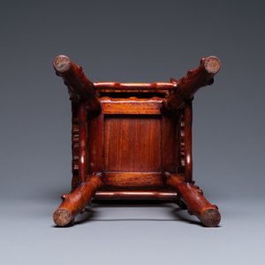 Een Chinese houten sokkel met marmeren bovenblad, 19e eeuw — foto 7