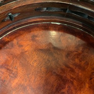 Een Chinese houten sokkel met wortelhouten tablet, 19/20e eeuw — foto 10