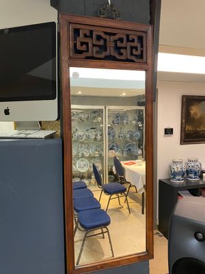 Een Chinese houten spiegel en een plooistoeltje, 19/20e eeuw — foto 12