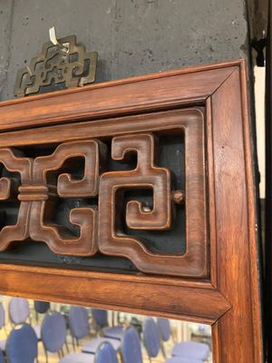 Een Chinese houten spiegel en een plooistoeltje, 19/20e eeuw — foto 14