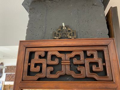 Een Chinese houten spiegel en een plooistoeltje, 19/20e eeuw — foto 2