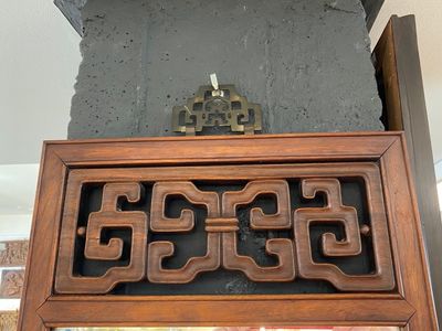 Een Chinese houten spiegel en een plooistoeltje, 19/20e eeuw — foto 3