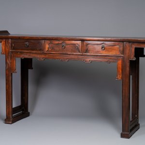 Een Chinese houten tafel met drie lades, 19/20e eeuw — foto 1