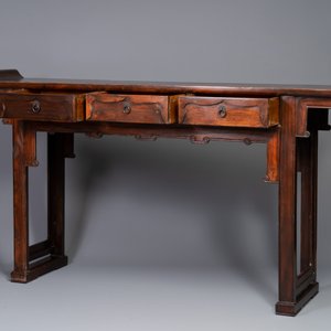 Een Chinese houten tafel met drie lades, 19/20e eeuw — foto 2