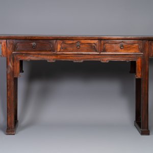 Een Chinese houten tafel met drie lades, 19/20e eeuw — foto 3