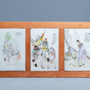 Een Chinese houten tafel met drie qianjiang cai plaquettes, 19/20e eeuw — foto 1