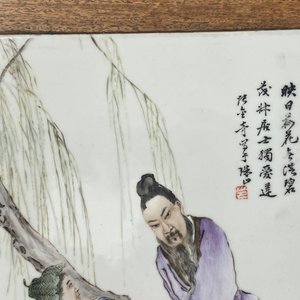Een Chinese houten tafel met drie qianjiang cai plaquettes, 19/20e eeuw — foto 28