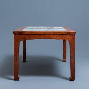 Een Chinese houten tafel met drie qianjiang cai plaquettes, 19/20e eeuw — foto 5