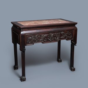 Een Chinese houten tafel met marmeren bovenblad, 19/20e eeuw — foto 1