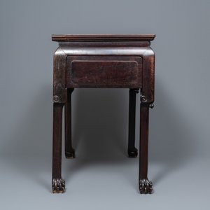 Een Chinese houten tafel met marmeren bovenblad, 19/20e eeuw — foto 2