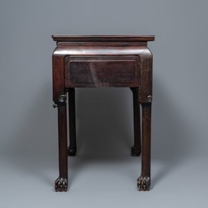 Een Chinese houten tafel met marmeren bovenblad, 19/20e eeuw — foto 4