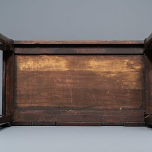Een Chinese houten tafel met marmeren bovenblad, 19/20e eeuw — foto 9