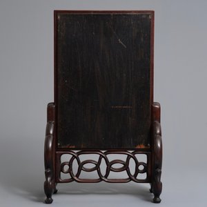 Een Chinese houten tafelscherm met famille rose plaquette met de onsterfelijke Magu, 19/20e eeuw — foto 3