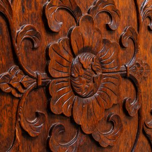 Een Chinese houten tweedeurskast met gesculpteerde florale panelen, 19e eeuw — foto 12