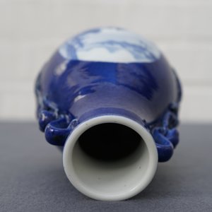 Een Chinese hu vaas met landschapsmedaillons met poederblauwe fondkleur, Qianlong merk, 19/20e eeuw — foto 12