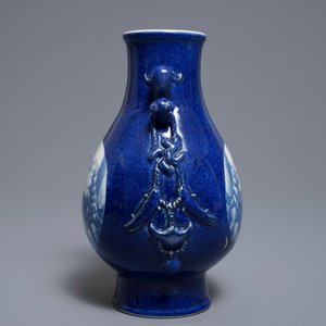 Een Chinese hu vaas met landschapsmedaillons met poederblauwe fondkleur, Qianlong merk, 19/20e eeuw — foto 2