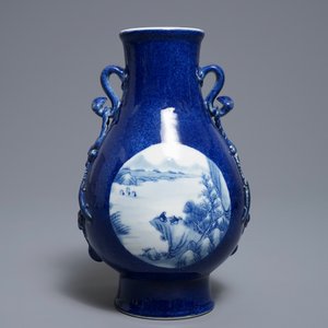 Een Chinese hu vaas met landschapsmedaillons met poederblauwe fondkleur, Qianlong merk, 19/20e eeuw — foto 3