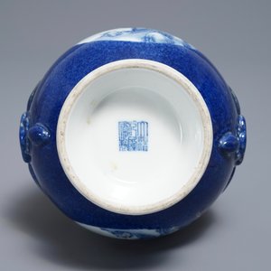 Een Chinese hu vaas met landschapsmedaillons met poederblauwe fondkleur, Qianlong merk, 19/20e eeuw — foto 5