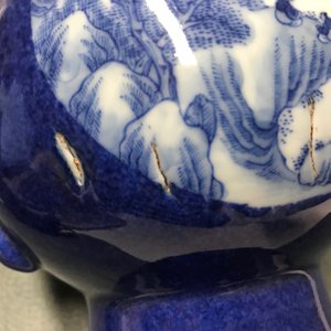 Een Chinese hu vaas met landschapsmedaillons met poederblauwe fondkleur, Qianlong merk, 19/20e eeuw — foto 7