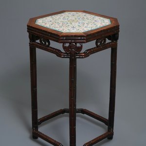 Een Chinese huali houten sokkel met famille rose plaquette, Jiaqing — foto 1