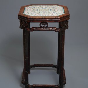 Een Chinese huali houten sokkel met famille rose plaquette, Jiaqing — foto 2