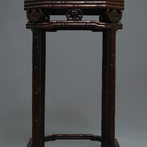 Een Chinese huali houten sokkel met famille rose plaquette, Jiaqing — foto 3
