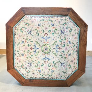Een Chinese huali houten sokkel met famille rose plaquette, Jiaqing — foto 34