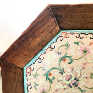 Een Chinese huali houten sokkel met famille rose plaquette, Jiaqing — foto 35