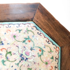 Een Chinese huali houten sokkel met famille rose plaquette, Jiaqing — foto 37