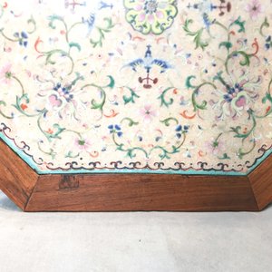Een Chinese huali houten sokkel met famille rose plaquette, Jiaqing — foto 40