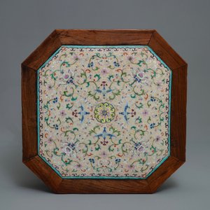 Een Chinese huali houten sokkel met famille rose plaquette, Jiaqing — foto 7