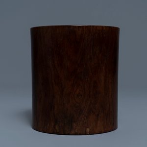 Een Chinese huanghuali houten penselenbeker, 18/19e eeuw — foto 4