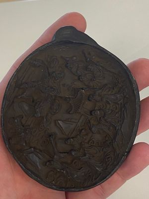 Een Chinese huanghuali houten penselenbeker en een meloenvormige lakwerk dekseldoos met '18 Luohan' relëfdecor, 19/20e eeuw — foto 14