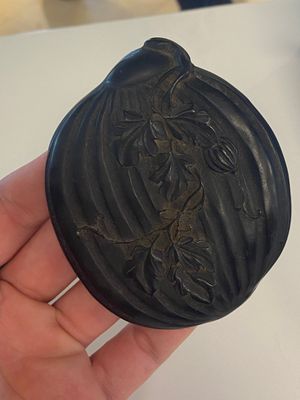 Een Chinese huanghuali houten penselenbeker en een meloenvormige lakwerk dekseldoos met '18 Luohan' relëfdecor, 19/20e eeuw — foto 17