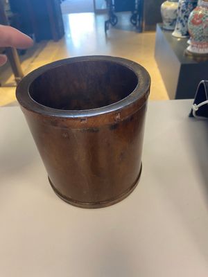 Een Chinese huanghuali houten penselenbeker en een meloenvormige lakwerk dekseldoos met '18 Luohan' relëfdecor, 19/20e eeuw — foto 4