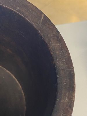 Een Chinese huanghuali houten penselenbeker en een meloenvormige lakwerk dekseldoos met '18 Luohan' relëfdecor, 19/20e eeuw — foto 6