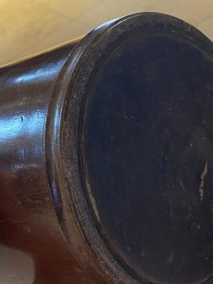 Een Chinese huanghuali houten penselenbeker en een meloenvormige lakwerk dekseldoos met '18 Luohan' relëfdecor, 19/20e eeuw — foto 7