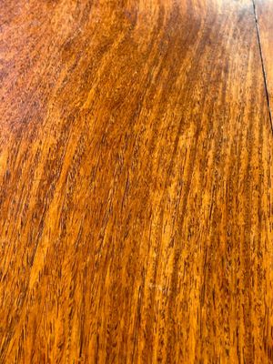 Een Chinese huanghuali houten tafel met twee laden en verzonken poten, 19/20e eeuw — foto 3