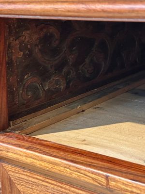 Een Chinese huanghuali houten tafel met twee laden en verzonken poten, 19/20e eeuw — foto 8