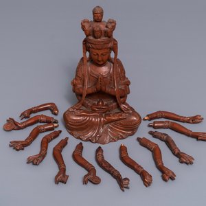 Een Chinese huangyang houten figuur van de 12-armige Guanyin, Republiek, 20e eeuw — foto 8