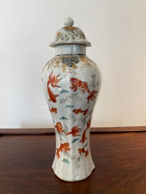 Een Chinese ijzerrode en grisaille dekselvaas met goudvissen, Yongzheng — foto 1