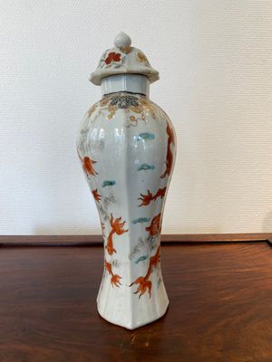 Een Chinese ijzerrode en grisaille dekselvaas met goudvissen, Yongzheng — foto 2