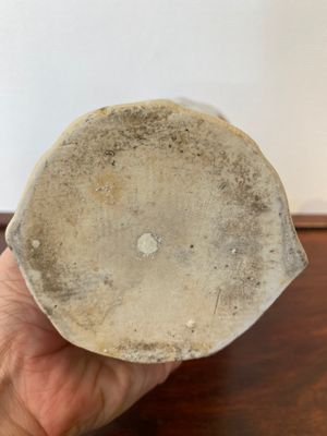 Een Chinese ijzerrode en grisaille dekselvaas met goudvissen, Yongzheng — foto 8